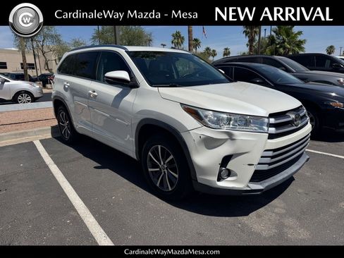 Used 2017 Toyota Highlander XLE FWD image 1