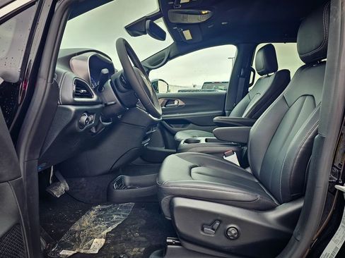 New 2026 Chrysler Pacifica Select image 12