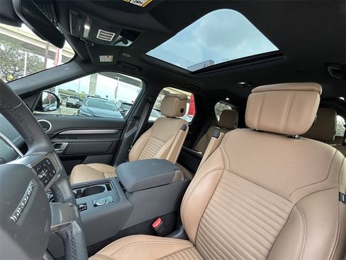 Used 2024 Land Rover Discovery Dynamic SE image 17