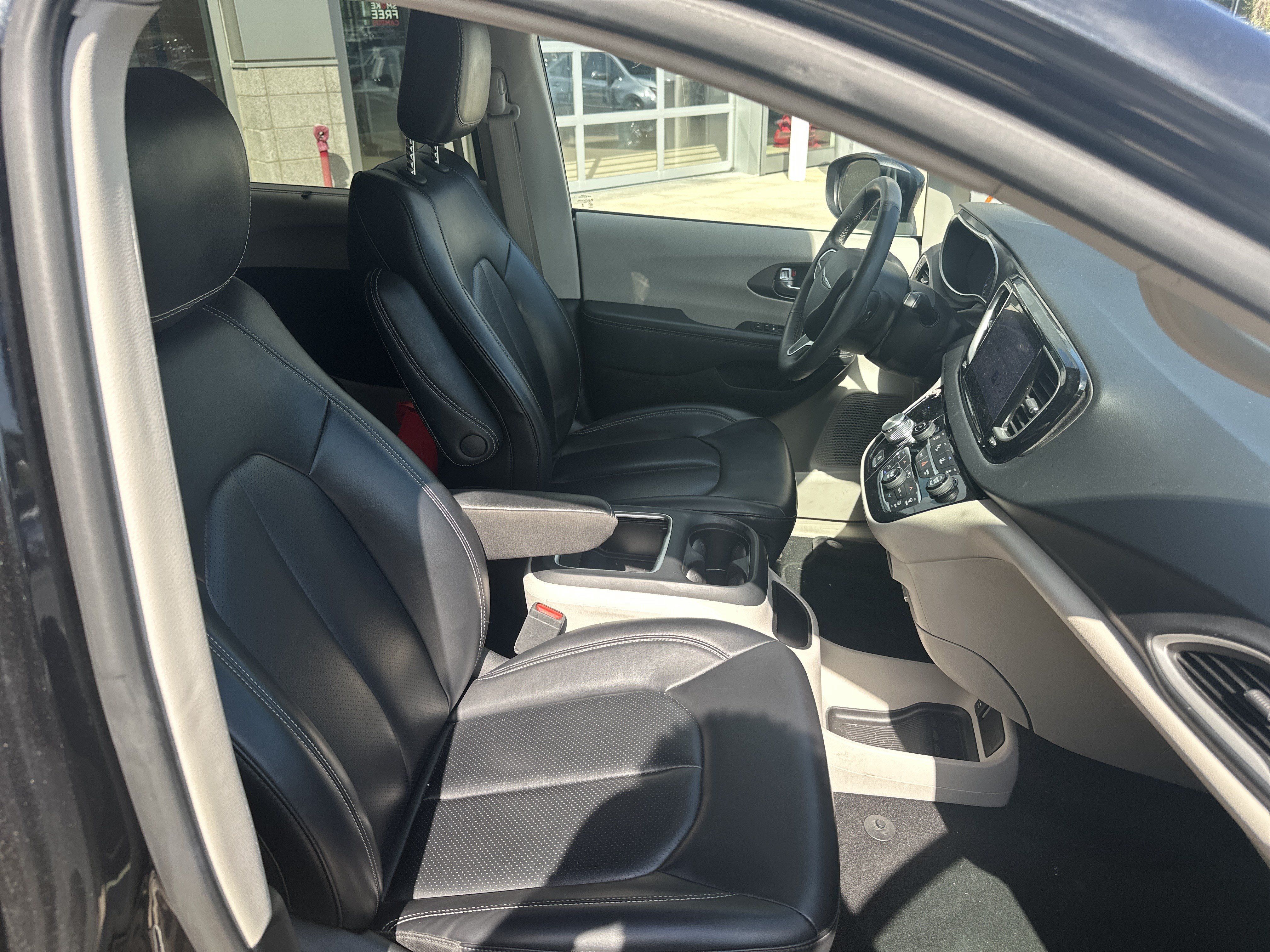 Used 2023 Chrysler Pacifica Touring-L FWD image 27