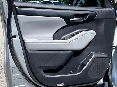 Used 2024 Toyota Highlander XLE image 26