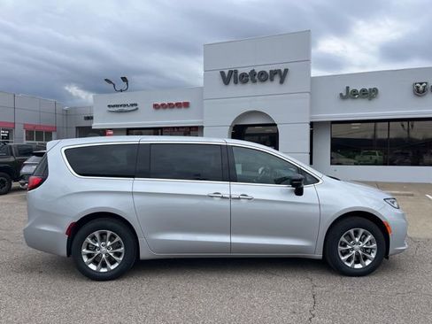 New 2026 Chrysler Pacifica Select image 3