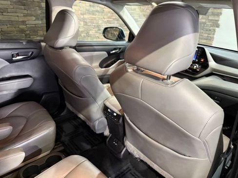 Used 2021 Toyota Highlander XLE AWD/4WD image 33