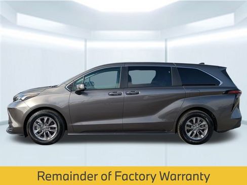 Used 2024 Toyota Sienna LE image 2