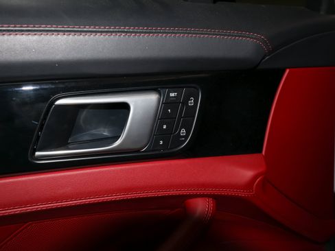 Used 2022 Porsche Panamera image 19