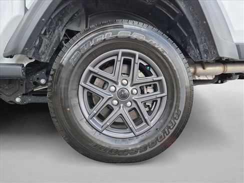 Used 2025 Jeep Gladiator Sport AWD/4WD image 23