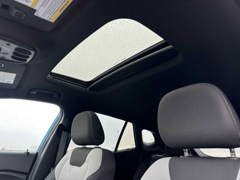 Certified 2025 Chevrolet Trax RS w/ Sunroof Package image 23