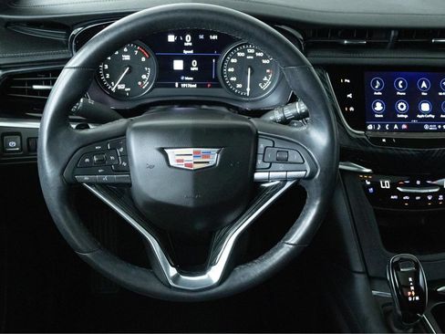 Used 2023 Cadillac XT6 Premium Luxury w/ Technology Package FWD image 11