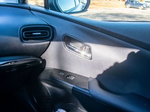 Used 2022 Toyota Prius LE image 22