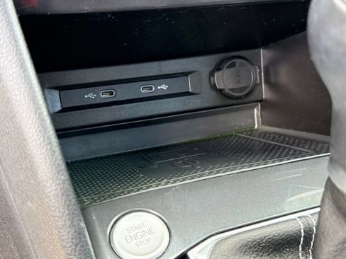 Used 2022 Volkswagen Tiguan SE R-Line image 23