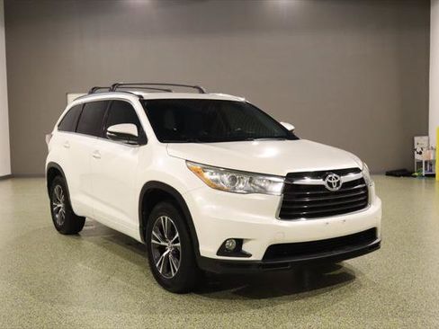 Used 2016 Toyota Highlander XLE w/ Preferred Accessory Package FWD image 1