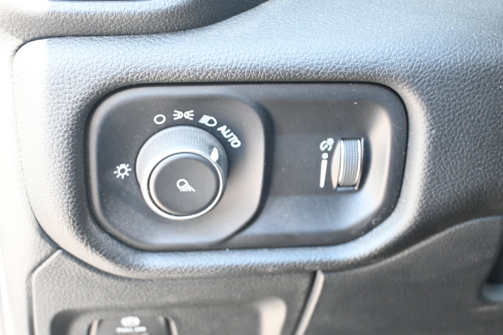 Used 2024 RAM 1500 Laramie RWD image 10