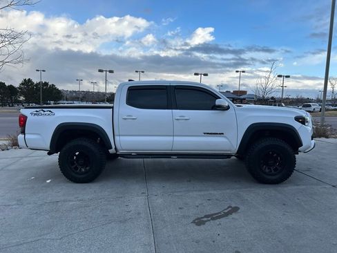 Used 2017 Toyota Tacoma TRD Off-Road image 8