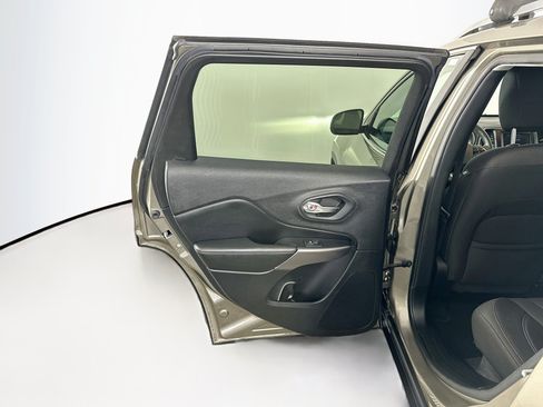 Used 2019 Jeep Cherokee Latitude w/ Popular Appearance Group FWD image 26