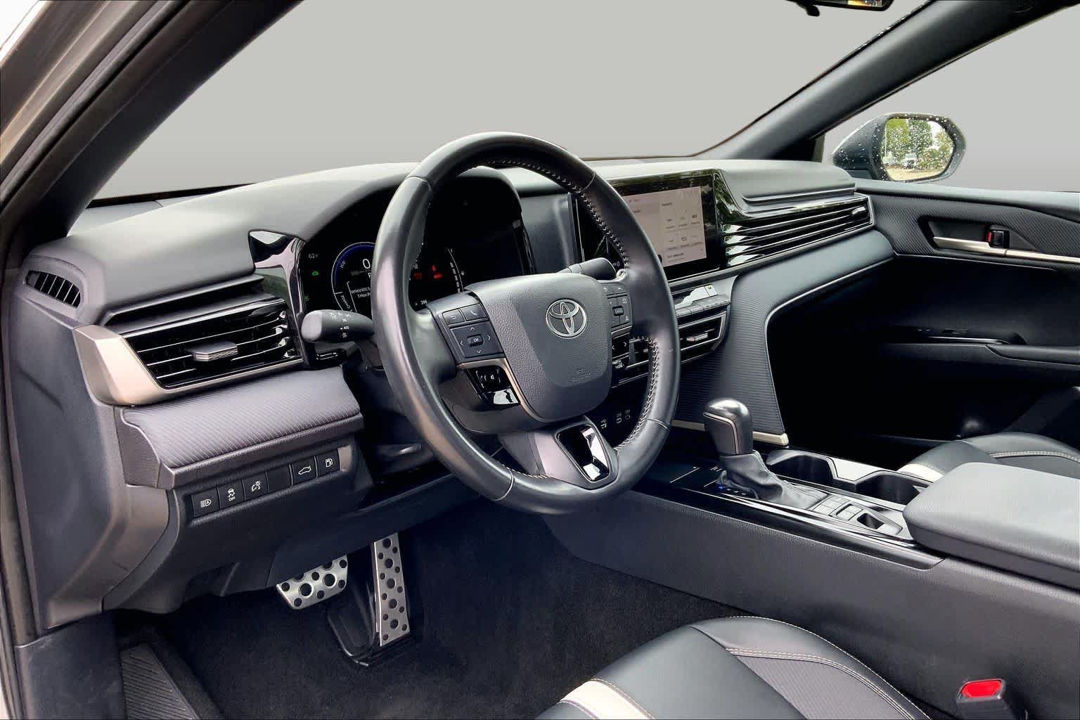 Used 2025 Toyota Camry SE FWD image 16