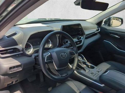 Used 2025 Toyota Highlander XLE AWD/4WD image 12