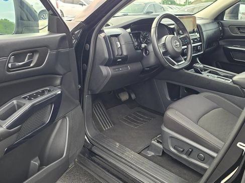 Certified 2024 Nissan Pathfinder SV FWD image 9