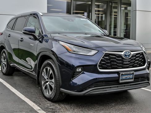 Used 2021 Toyota Highlander XLE AWD/4WD image 12