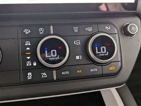 Used 2026 Land Rover Defender 110 X-Dynamic SE AWD/4WD image 18