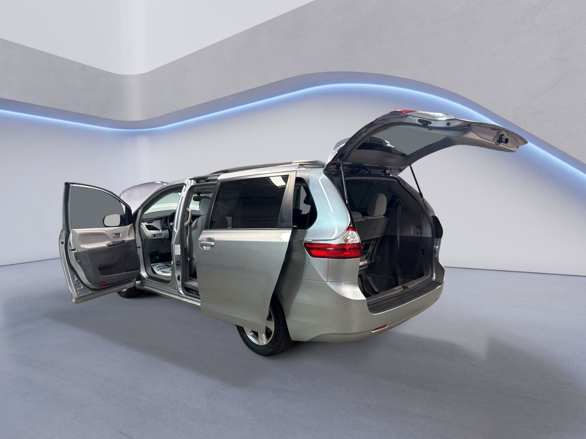 Used 2015 Toyota Sienna LE FWD image 12