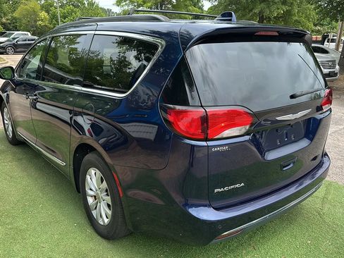 Used 2017 Chrysler Pacifica Touring-L FWD image 5