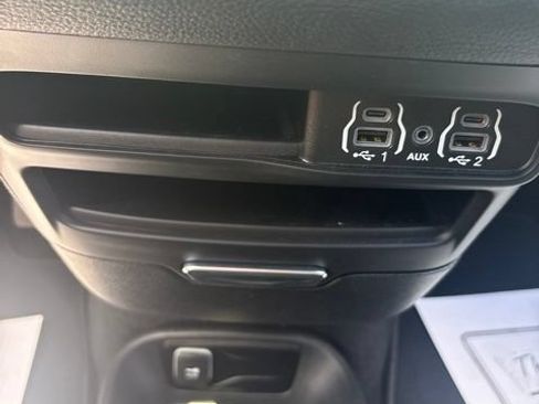 Used 2025 Chrysler Pacifica Select AWD/4WD image 4