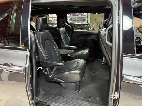 Used 2019 Chrysler Pacifica Touring-L Plus w/ Advanced Safetytec Group FWD image 28