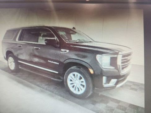 Used 2022 GMC Yukon XL SLT image 1