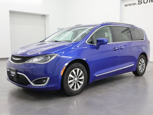 Used 2020 Chrysler Pacifica Touring-L Plus FWD image 8
