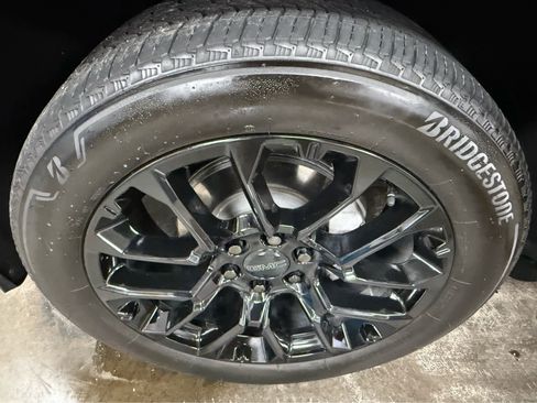 Used 2025 GMC Yukon Denali w/ Sun & Power Step Package image 48