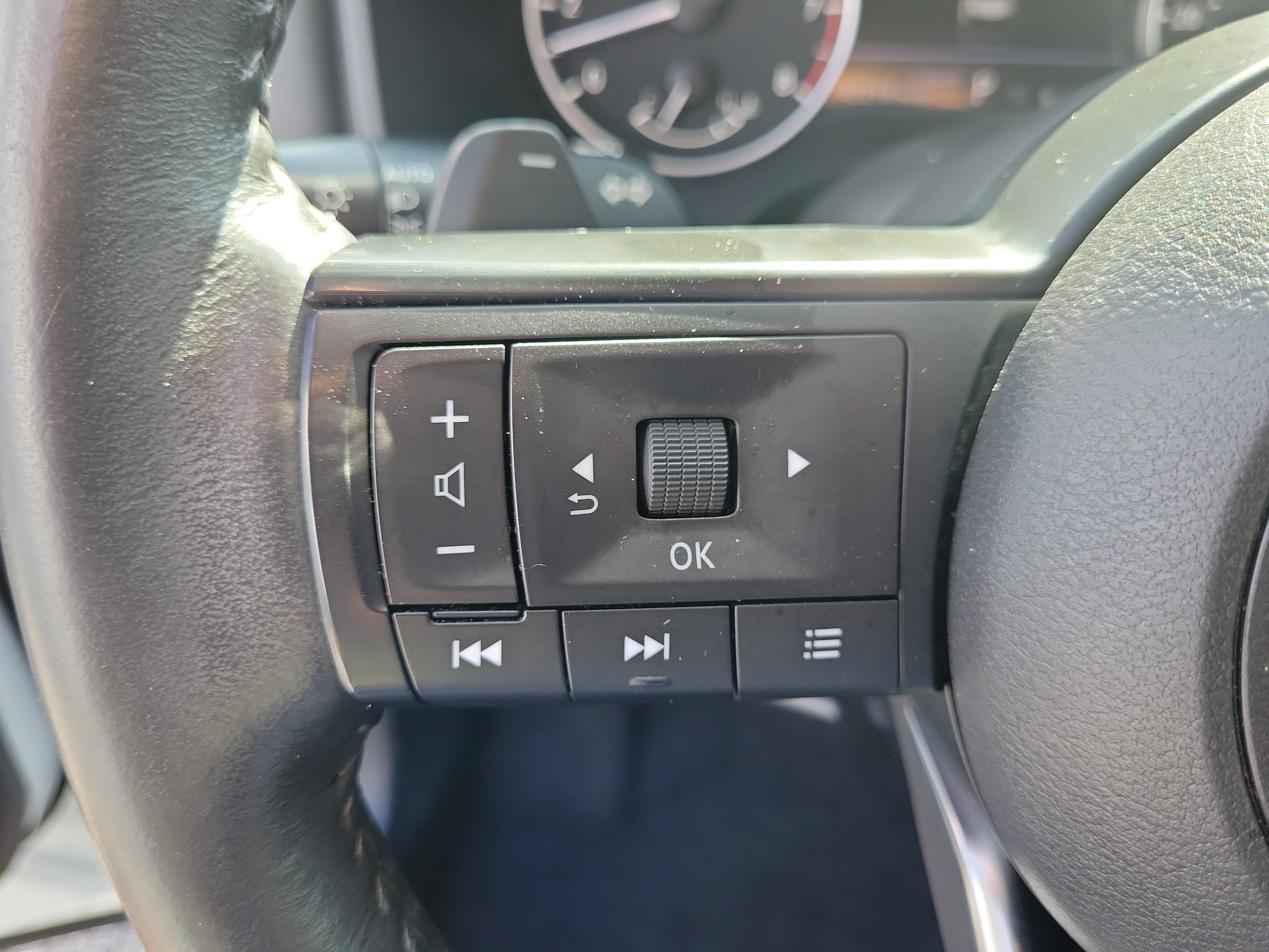 Certified 2024 Nissan Rogue SV w/ SV Premium Package FWD image 18