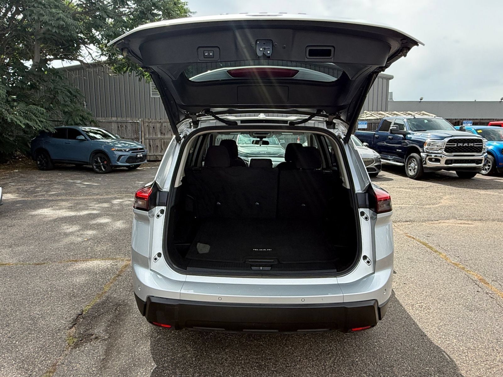 Used 2025 Nissan Rogue SV AWD/4WD image 32