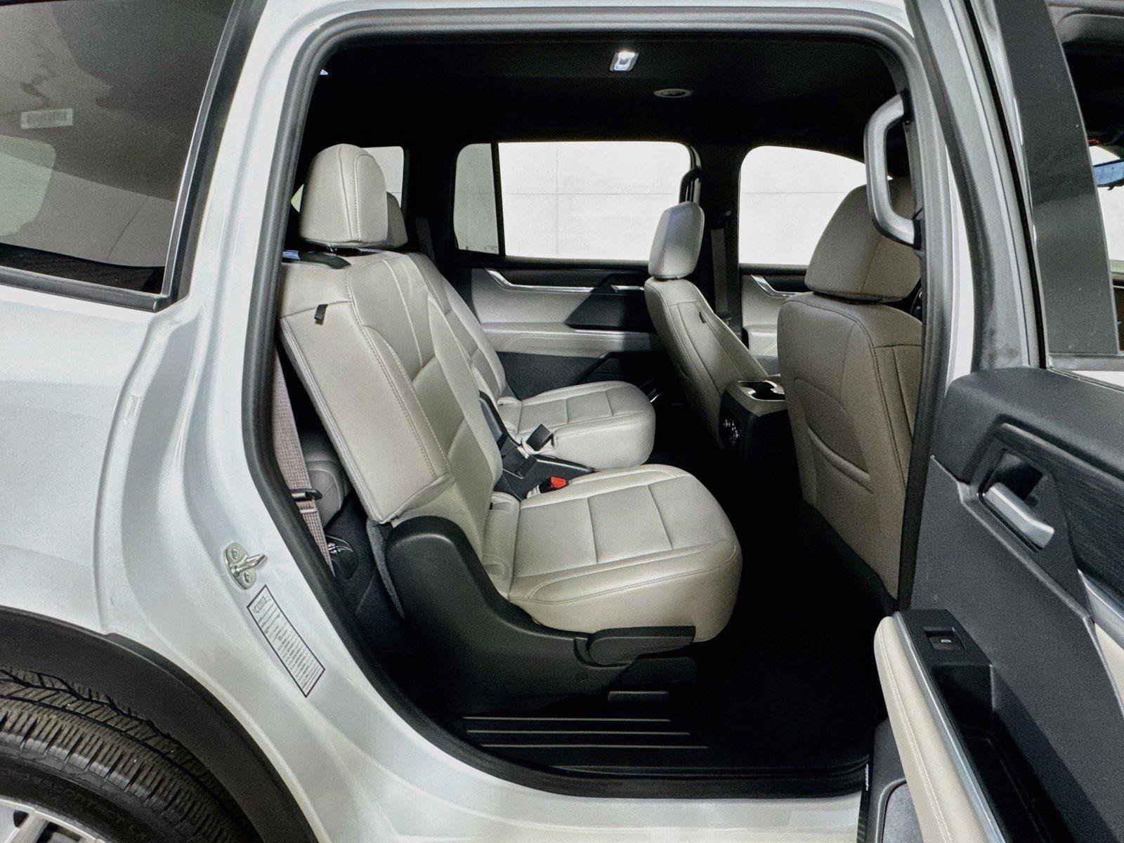 Used 2026 GMC Acadia Elevation w/ Elevation Premium Package FWD image 27