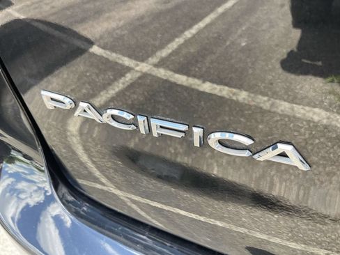Used 2023 Chrysler Pacifica Touring-L FWD image 7