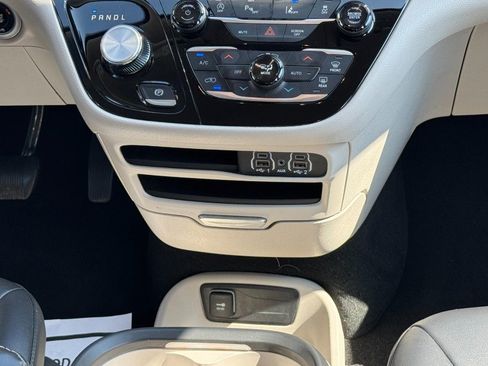 Used 2024 Chrysler Pacifica Touring-L FWD image 17