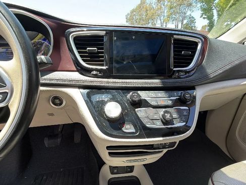 Used 2020 Chrysler Pacifica Limited w/ Advanced Safetytec Group FWD image 21
