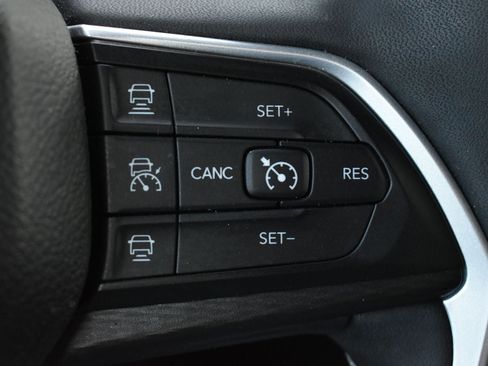 Used 2023 Jeep Grand Cherokee Altitude AWD/4WD image 21