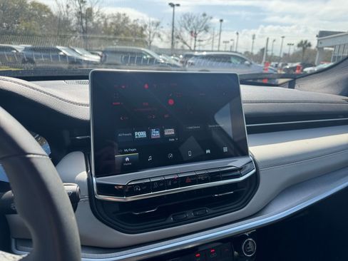 Used 2025 Jeep Compass Limited image 20