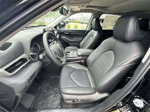 New 2024 Toyota Highlander XLE image 16