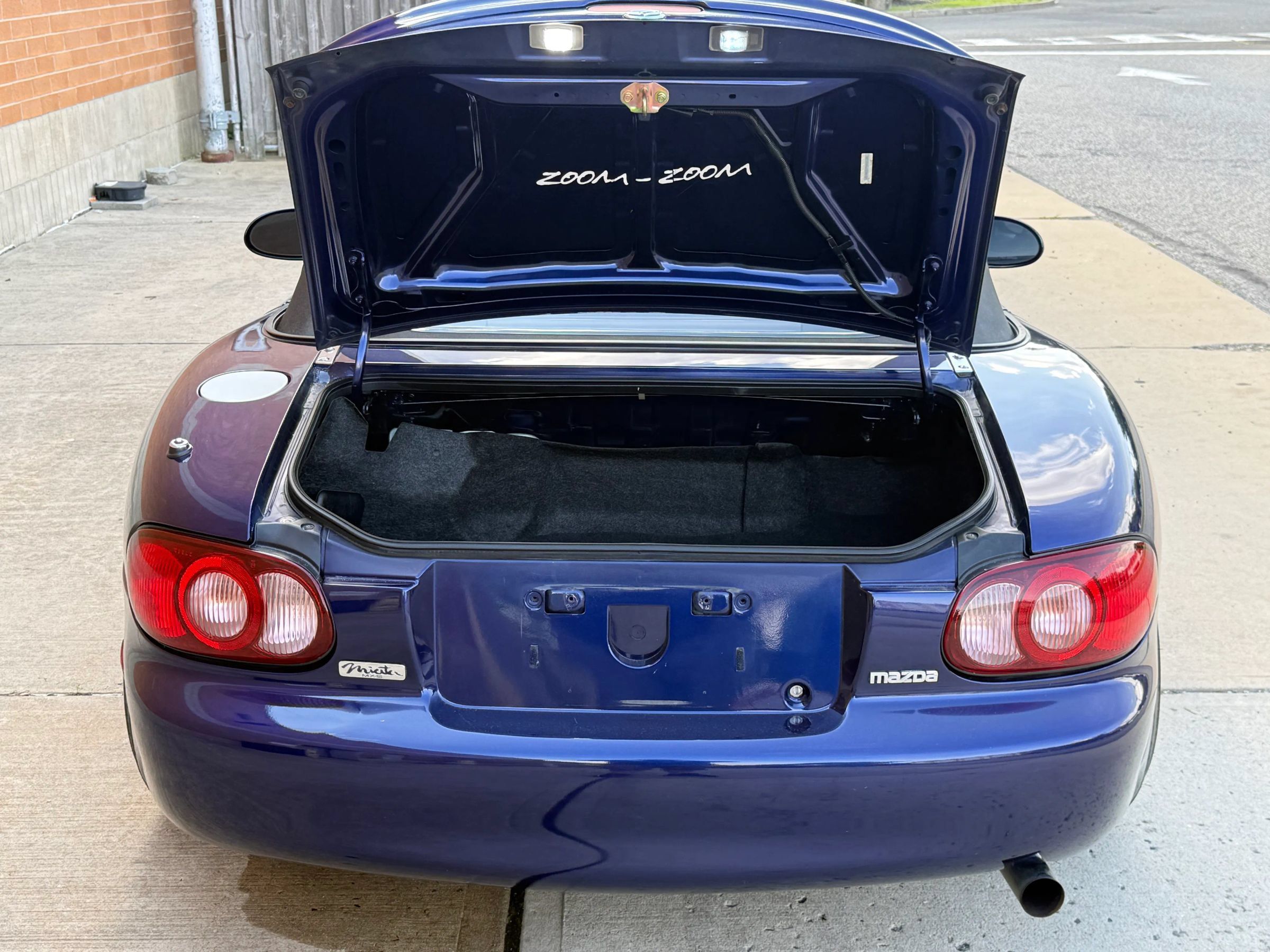 Used 2004 MAZDA MX-5 Miata LS w/ Sports Look Appearance Pkg RWD image 13