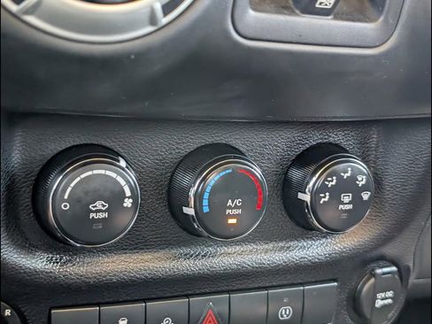 Used 2016 Jeep Wrangler Unlimited Rubicon w/ Connectivity Group AWD/4WD image 16