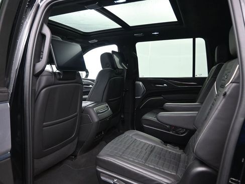 Used 2024 Cadillac Escalade ESV Premium Luxury Platinum AWD/4WD image 27