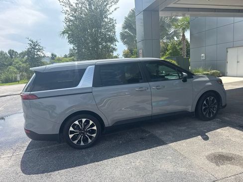 Used 2023 Kia Carnival EX FWD image 3