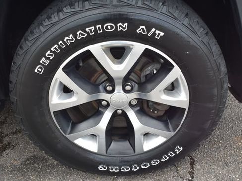 Used 2018 Jeep Cherokee Trailhawk w/ Cold Weather Group AWD/4WD image 47