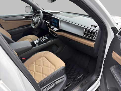 Used 2025 Volkswagen Atlas Cross Sport SE w/ Panoramic Sunroof Package image 10