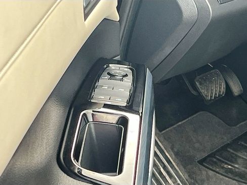 Used 2025 Nissan Pathfinder SL AWD/4WD image 17