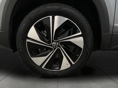 Used 2025 Volkswagen Taos SE AWD/4WD image 12