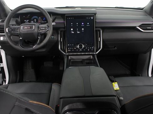 Used 2024 GMC Acadia AT4 w/ Luxury Package image 10