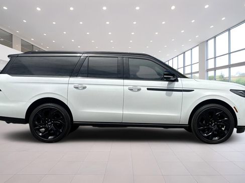 Certified 2025 Lincoln Navigator L Reserve AWD/4WD image 3