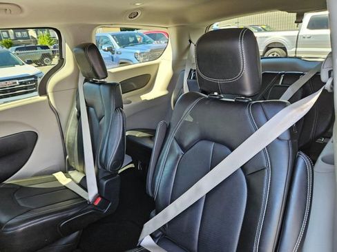 Used 2024 Chrysler Pacifica Touring-L FWD image 16